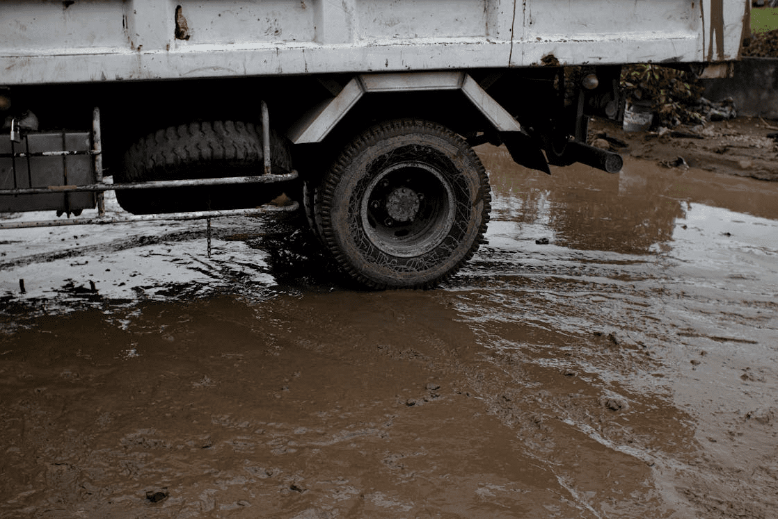 Ndotën rrugën Ferizaj-Kaçanik, dy kamionë gjobiten me 1,000 euro