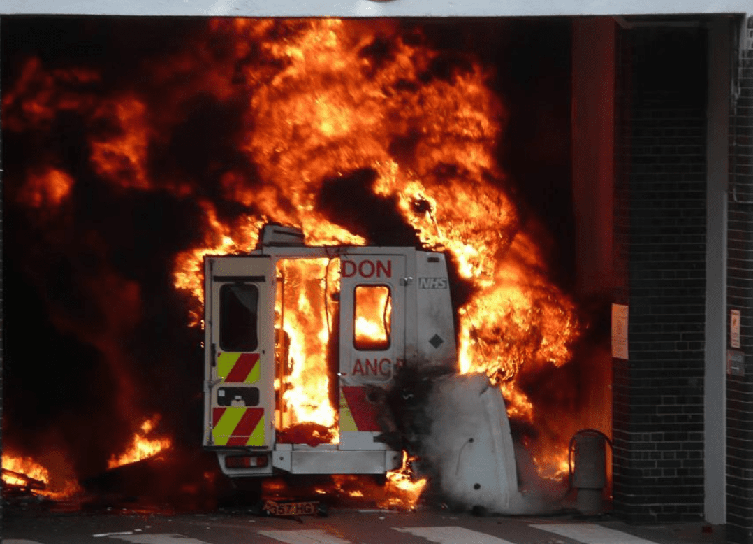 Rahovec, një person qëllimshëm ia vë zjarrin autoambulancës, dëmtohet objekti i QMF-së