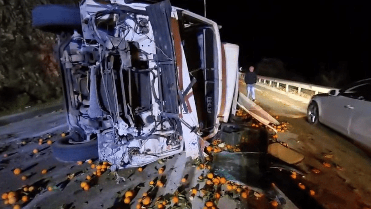 Kamioni me mandarina përplaset në rrugën Levan – Tepelenë