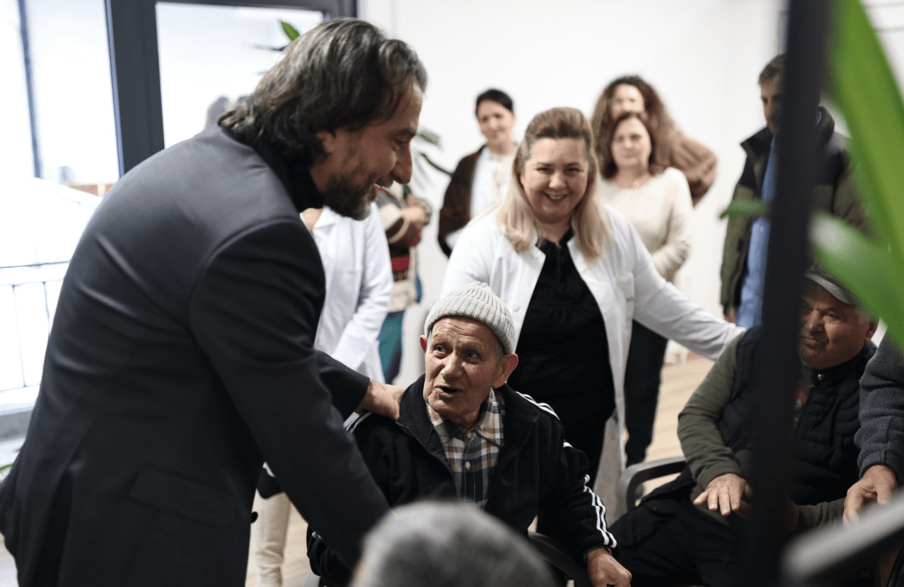 Komuna e Prishtinës shpërndan materiale për të moshuarit, pas donacioneve