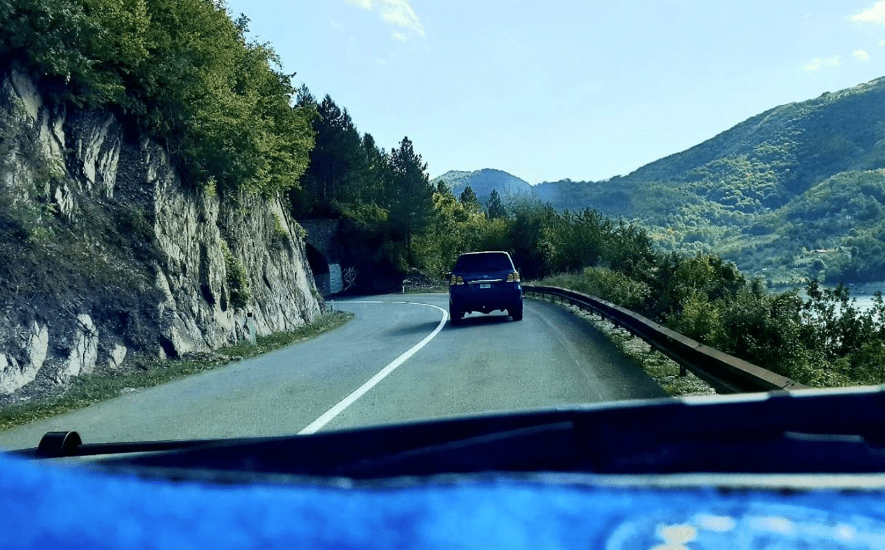 Dy vetura të EULEX-it u aksidentuan në Zveçan, një i lënduar