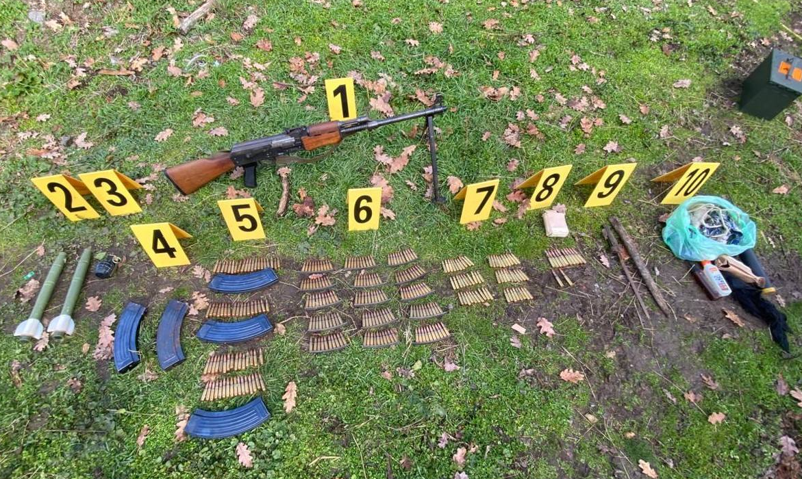 Policia gjen armë, municion dhe pajisje ushtarake në Leposaviq