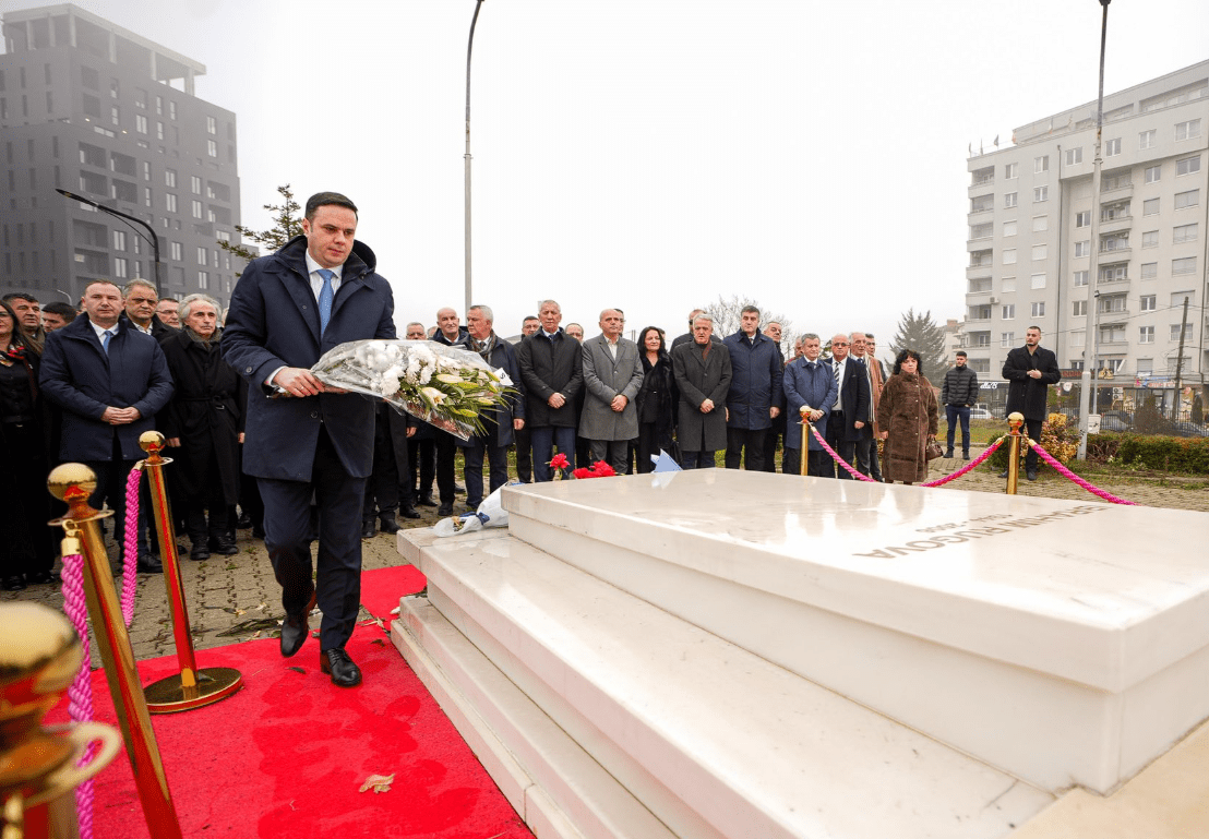 Abdixhiku bën homazhe tek varri i Rugovës: Me krenari vazhdojmë rrugëtimin politik drejt së ardhmes