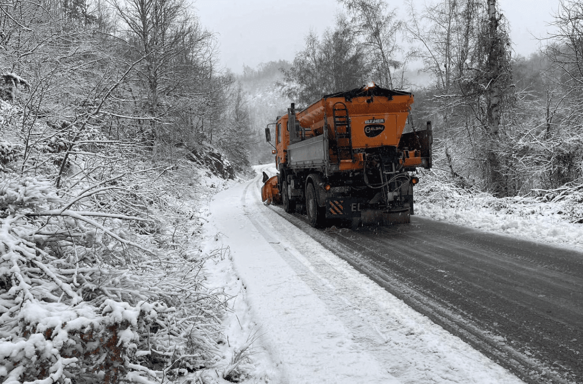 Reshjet e borës, Durmishi: Operatorët janë aktivizuar për mirëmbajtjen e rrugëve