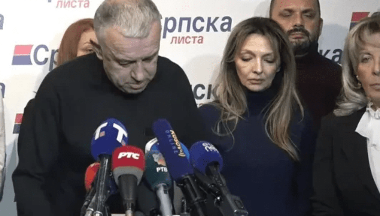 Lista Serbe me fytyra të ngrysura dhe pa festë me flamuj serb