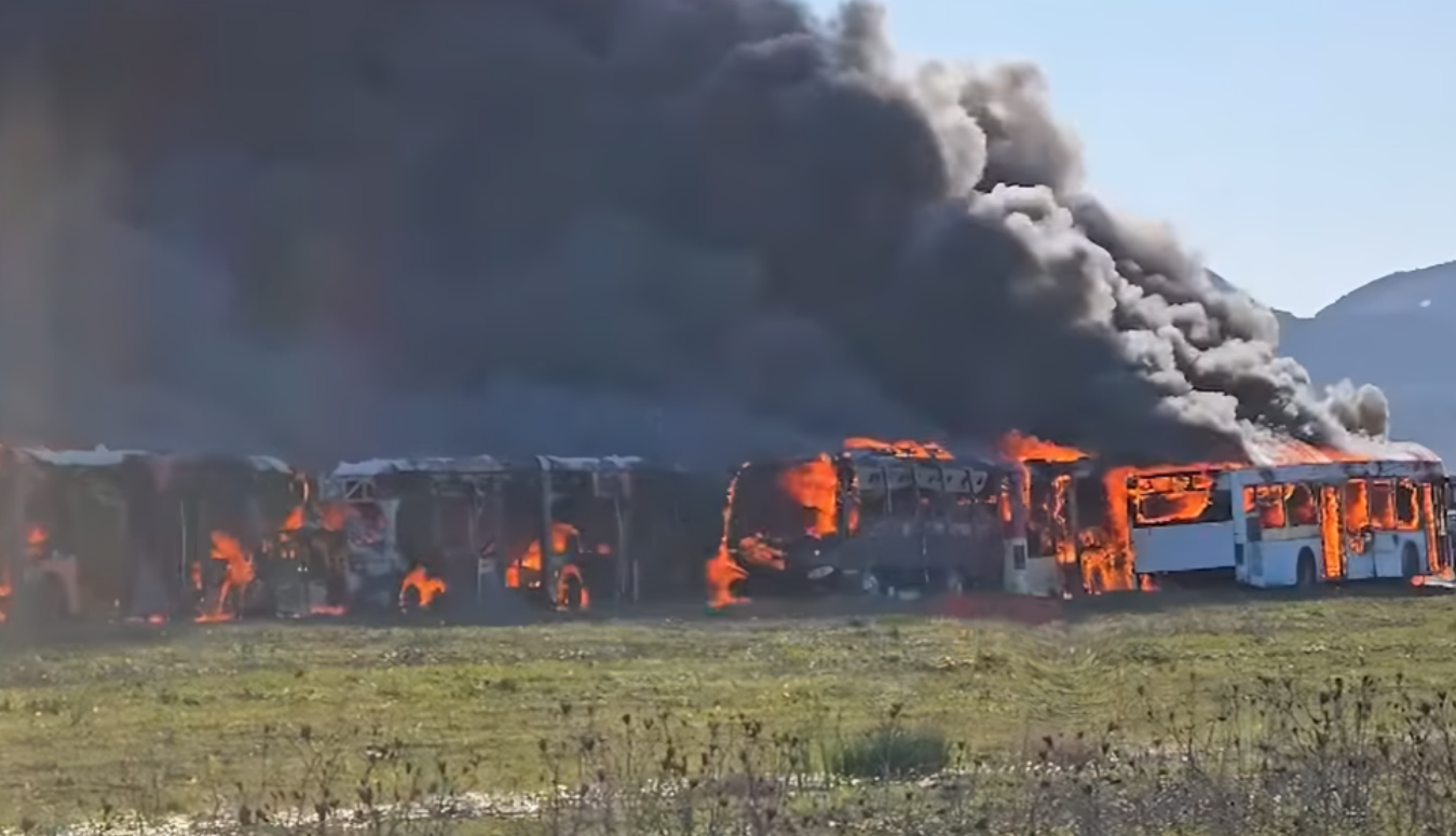 Durrës: Bëhen “shkrumb e hi” disa autobusë në një zonë parkimi