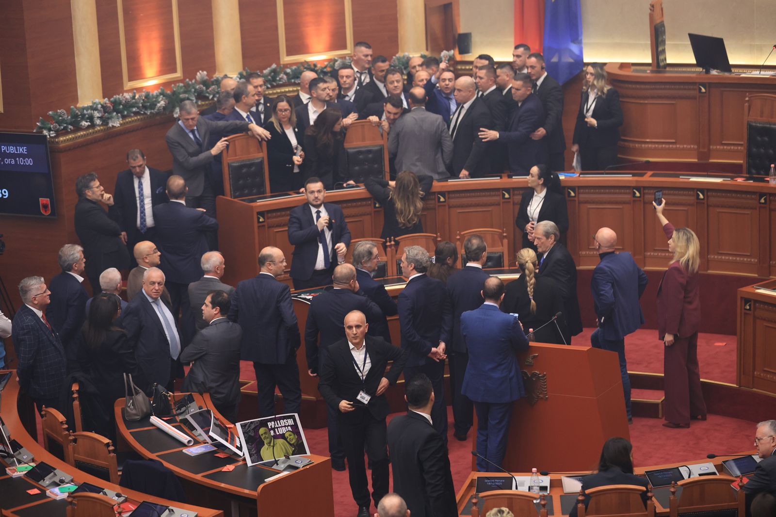 Përplasje e kaos – Mbyllet seanca në Kuvendin e Shqipërisë