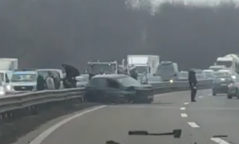 Vetaksident në autostradën “Ibrahim Rugova”, një person i lënduar