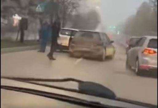 Aksident mes tri veturave në Aktash, një i lënduar