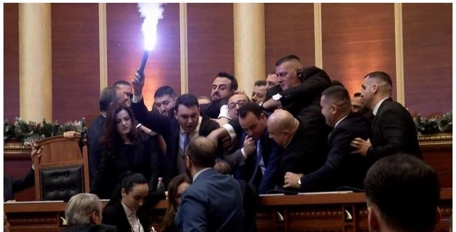 Kaos e përleshje fizike në Kuvendin e Shqipërisë