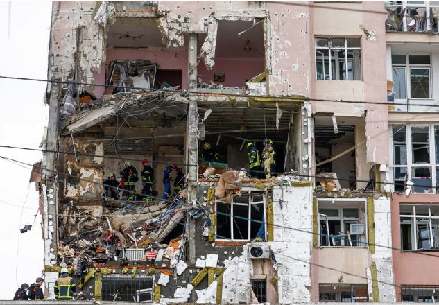 Rusia sulmon Ukrainën para takimit Zelensky-Trump