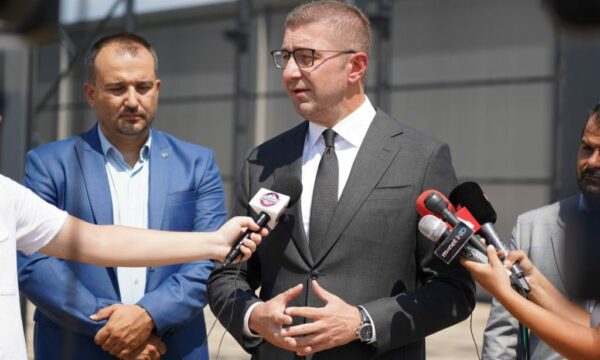 Marshi për krerët e UÇK në Shkup, Mickoski: Hap i gabuar i Ahmetit, jam i bindur se VLEN nuk do ta mbështesë