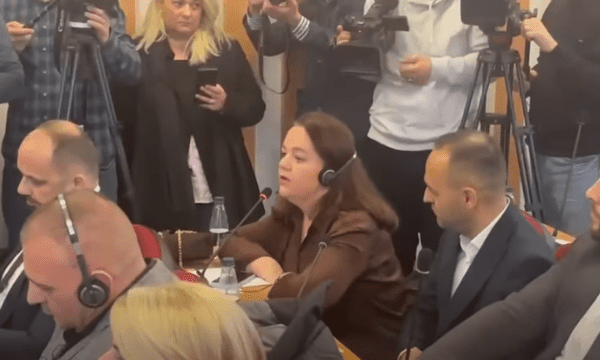 Përplasje në seancë në Mitrovicë të Veriut: Asamblistja shqiptare i reagon atij serb për ankesat rreth policisë