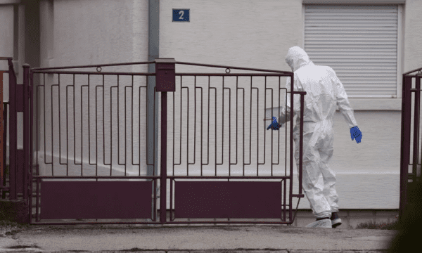 Misteri i krimit në Çaçak të Serbisë, brenda shtëpisë u gjetën trupat e vdekur të dy prindërve dhe djalit të tyre