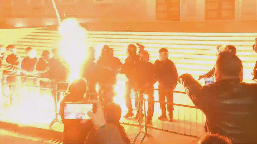 Molotov drejt Kryeministrisë në Tiranë, lëndohen dy policë