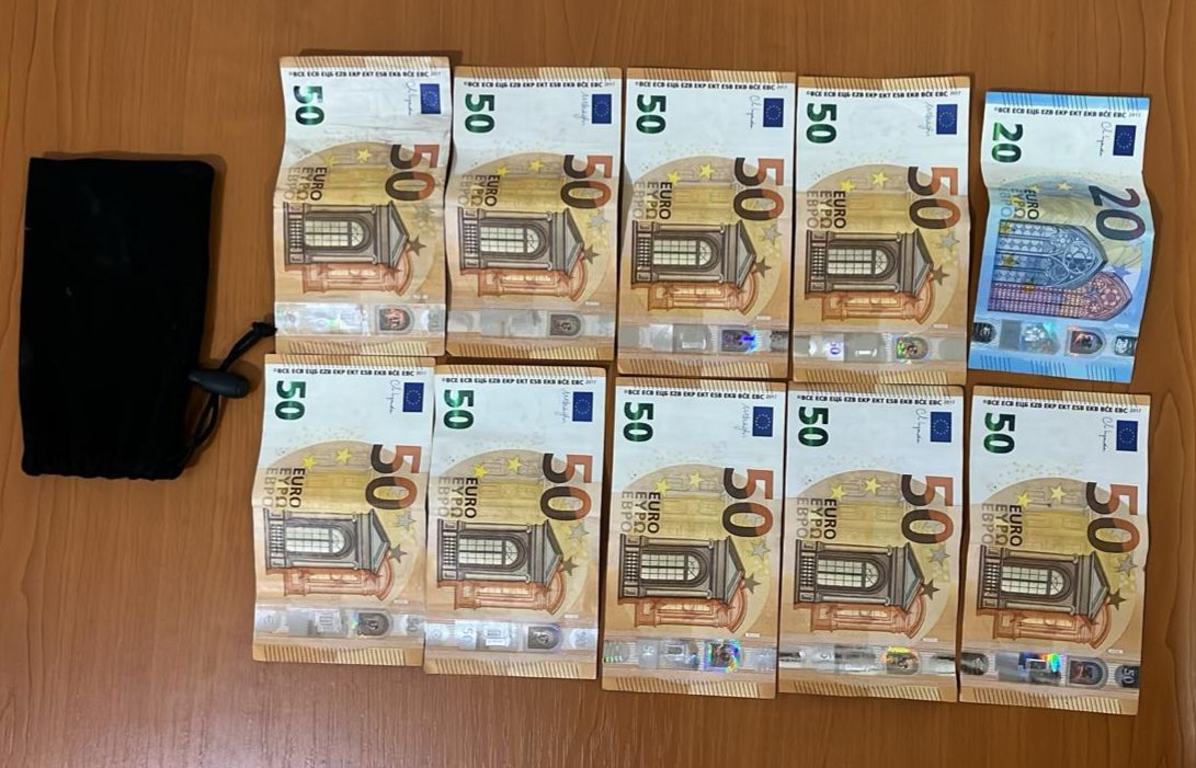 Ferizajasja gjen 470 euro në tokë, i dorëzon në Polici