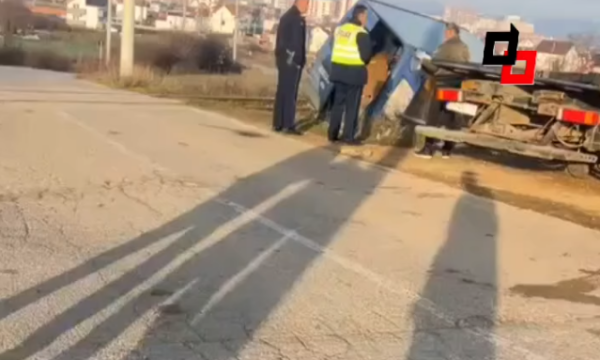 Treni godet një automjet afër Drenasit, lëndohen dy persona
