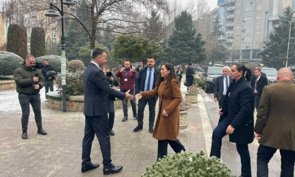 Osmani në Mitrovicë të Jugut, e uron Pecin për mandatin e ri