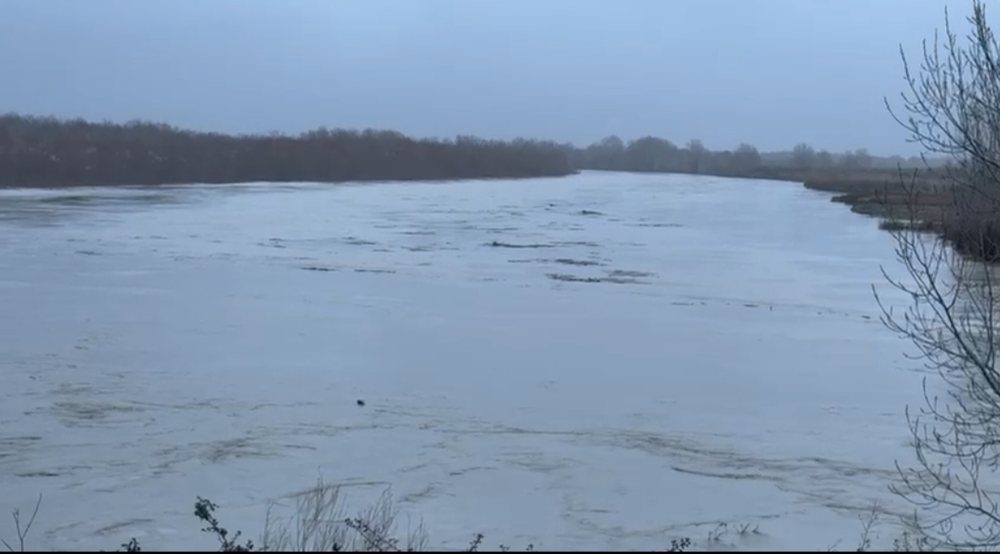 Lumi Vjosa del nga shtrati 6 deri në 8 metra mbi nivelin e detit