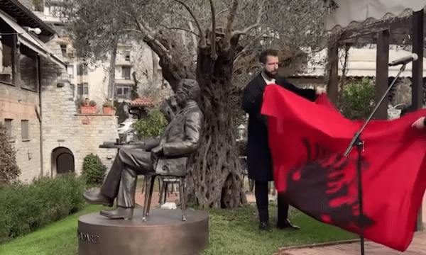 Prezantohet statuja Kadaresë, në vendin ku zakonisht e pinte kafenë e mëngjesit në Shqipëri