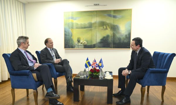 Ambasadori i Britanisë dhe ai i Suedisë i shkojnë në zyrë Kurtit – Kryeministria del me njoftim