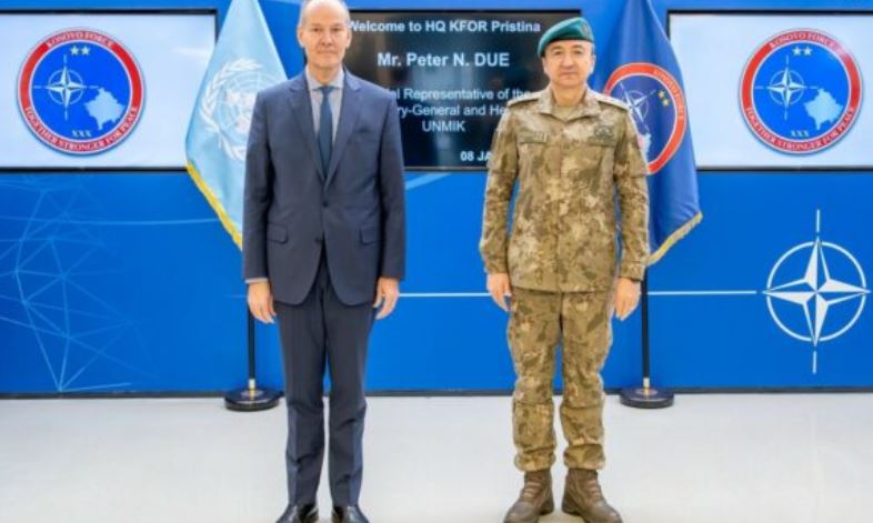 Komandati i KFOR takohet me shefin e ri të UNIMK-ut, diskutojnë për sigurinë në Kosovë