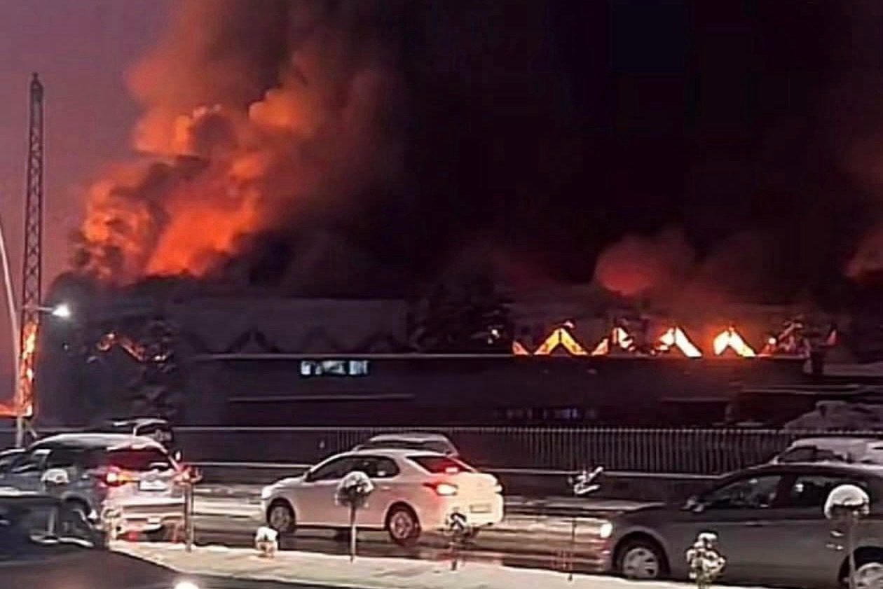 Zjarr i madh në një objekt në Gjakovë