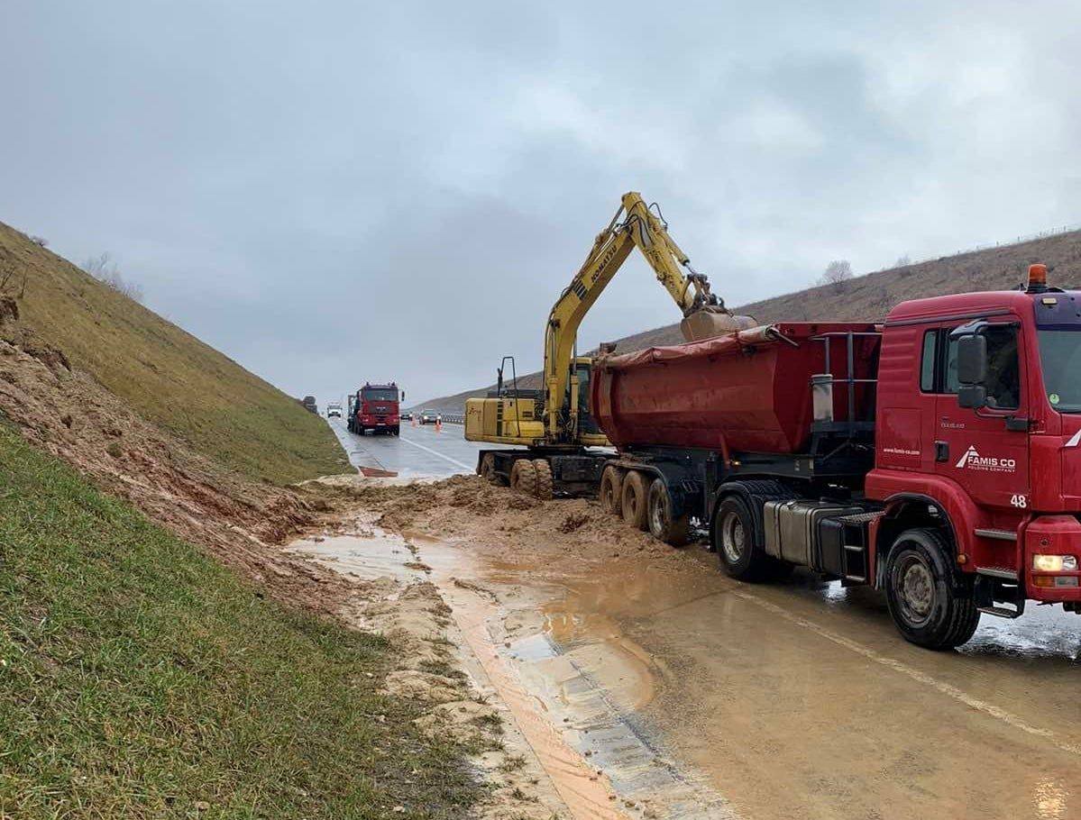 “Rrëshqitje dheu, dëmtime në ura”, Policia del me apel për shoferët pas situatës me vërshimet
