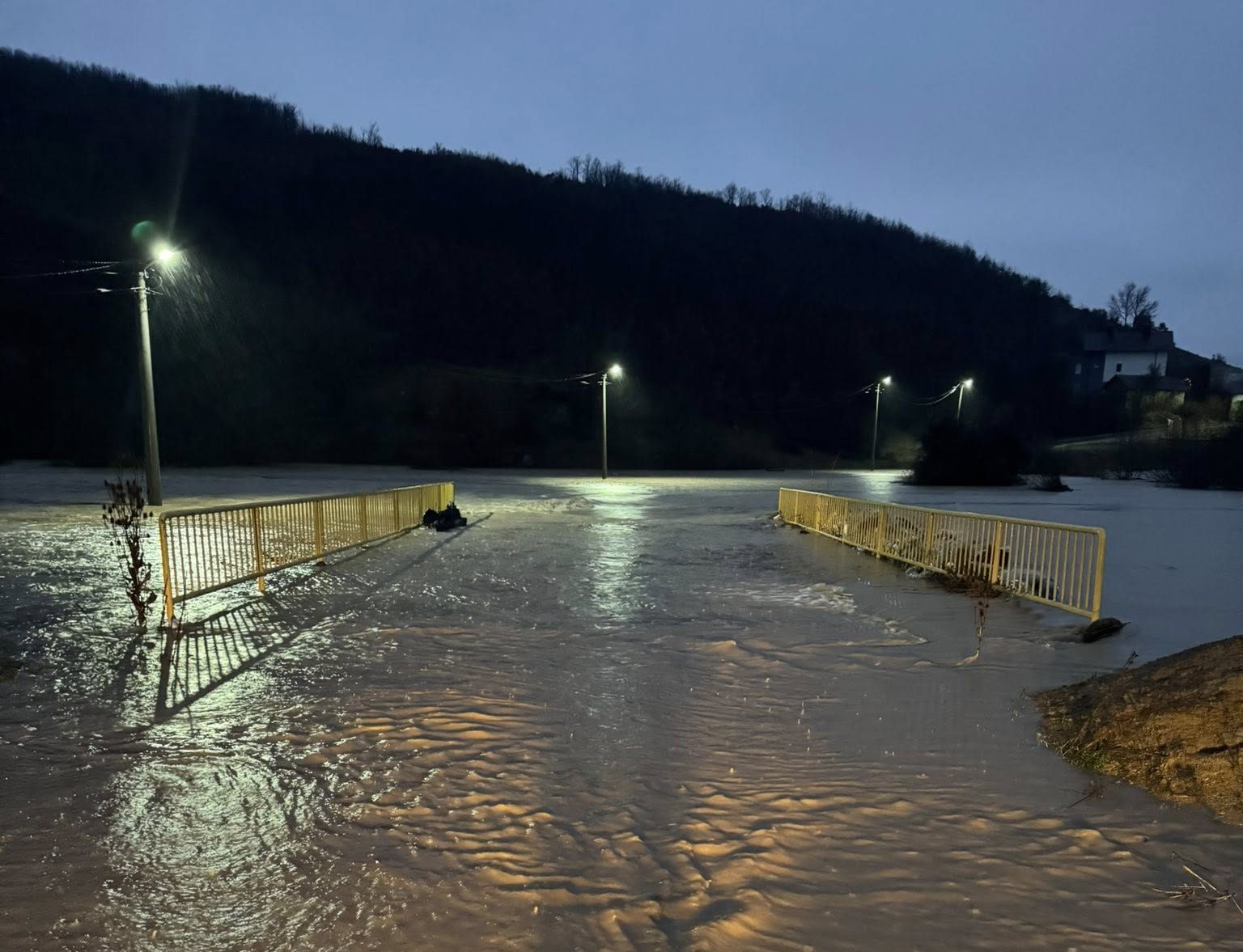 Lladrovci u bën thirrje qytetarëve të mos dalin në rrugë pa nevojë