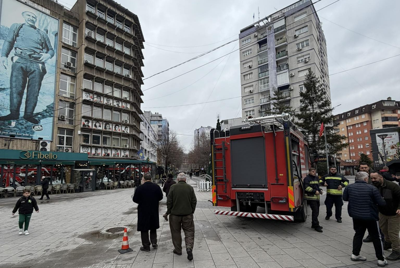 Uji i papijshëm në Mitrovicë, Peci vendos cisterna në qendër të qytetit për të furnizuar qytetarët