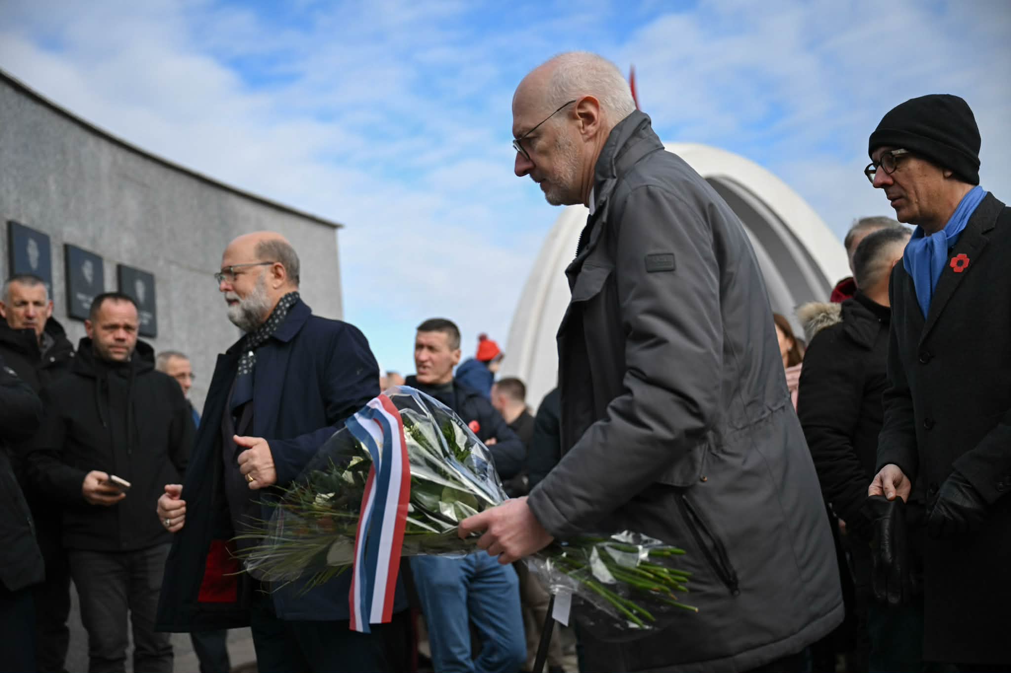 Ambasadori i Francës bën homazhe në Reçak