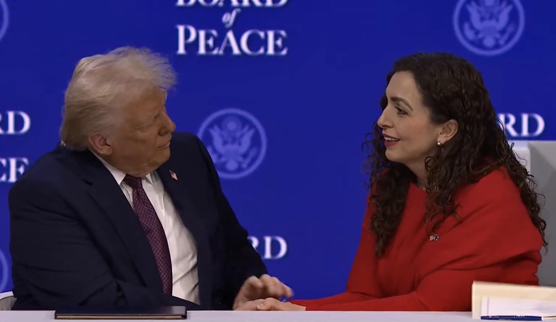 Osmani publikon foto me Trumpin pas ceremonisë së themelimit të Bordit të Paqes: Aleanca me Amerikën është rruga e vetme