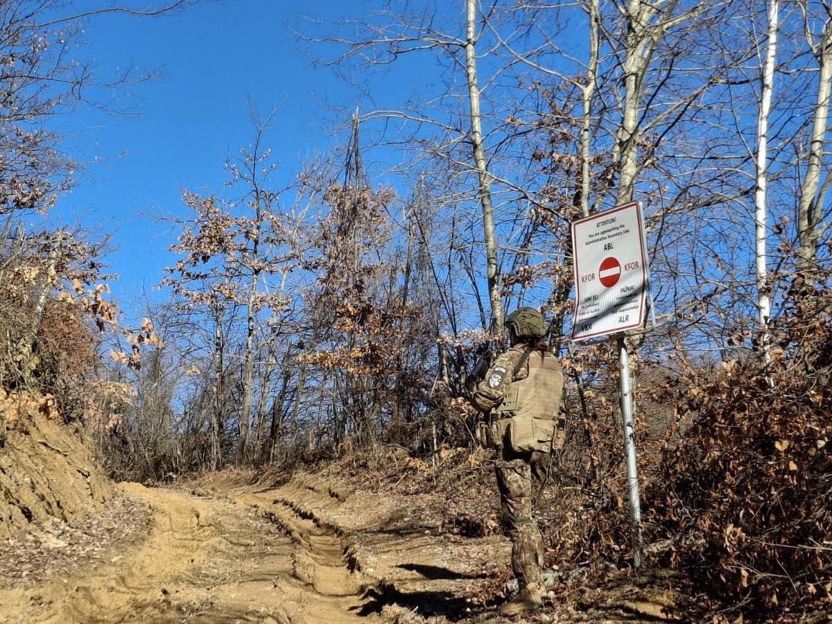 Ushtarët letonezë patrullojnë në veri të Kosovës