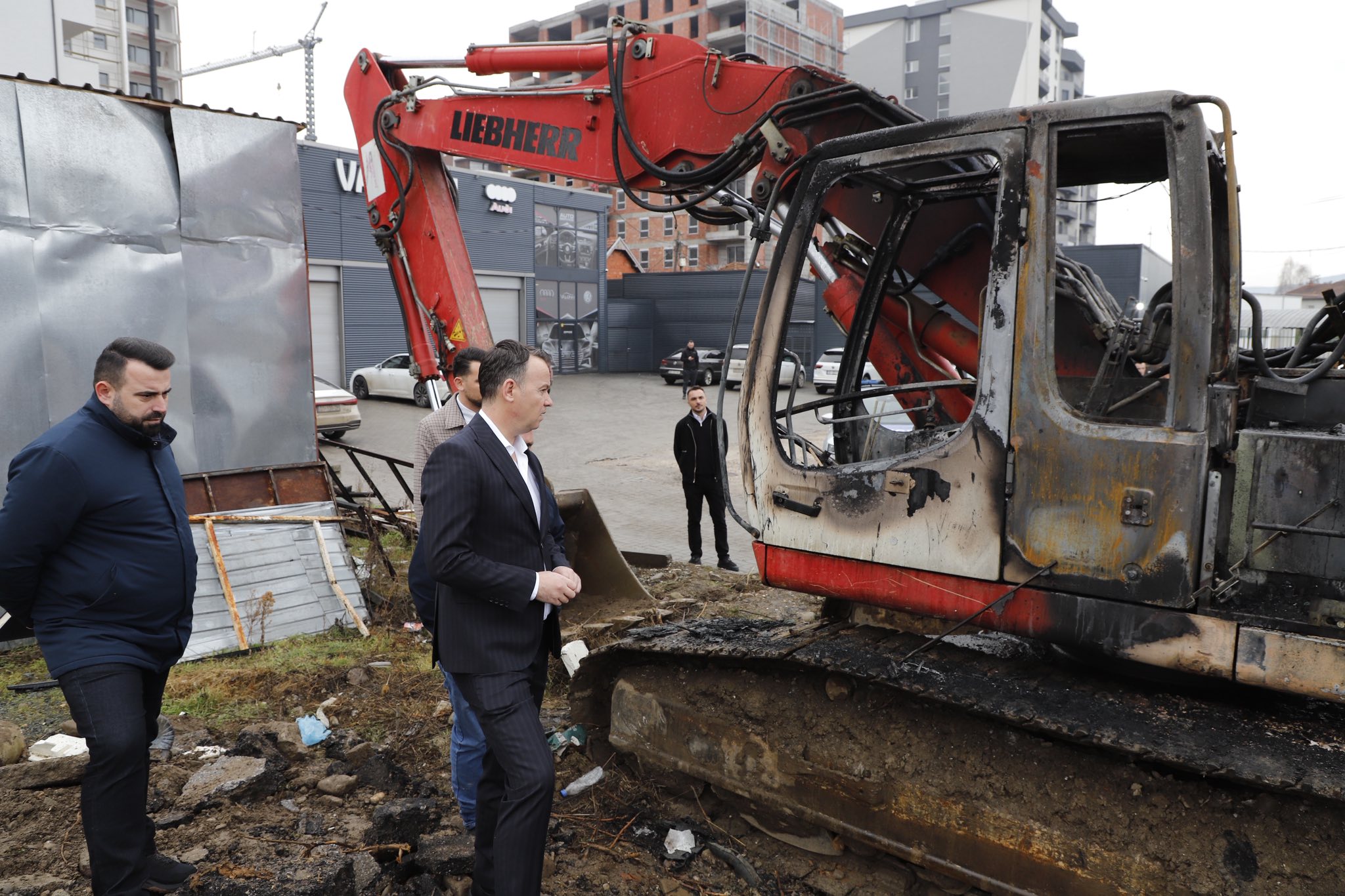 Peci njofton se i është djegur një ekskavator kompanisë përgjegjëse për rrënim të objekteve pa leje