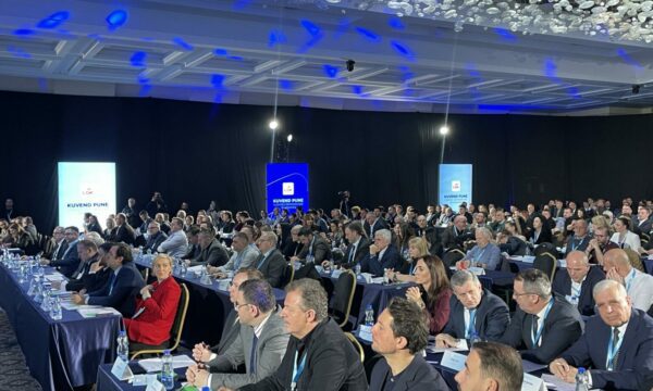 Votëbesimi ndaj Abdixhikut në Kuvendin e LDK-së, delegatët e disa degëve tashmë e kanë hedhur votën në kuti