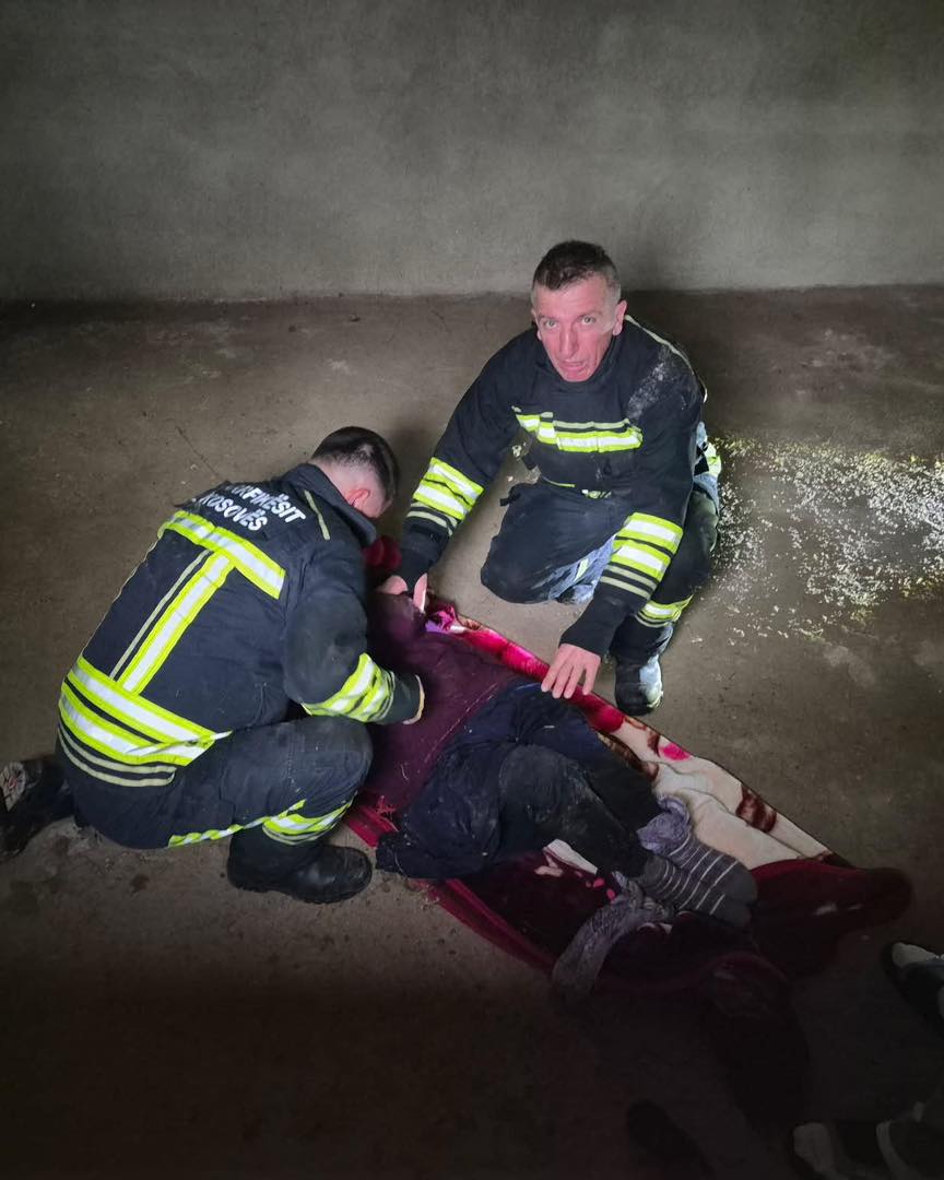 Kamenicë: Zjarrfikësit shpëtojnë jetën e një të moshuari të bllokuar në një bodrum