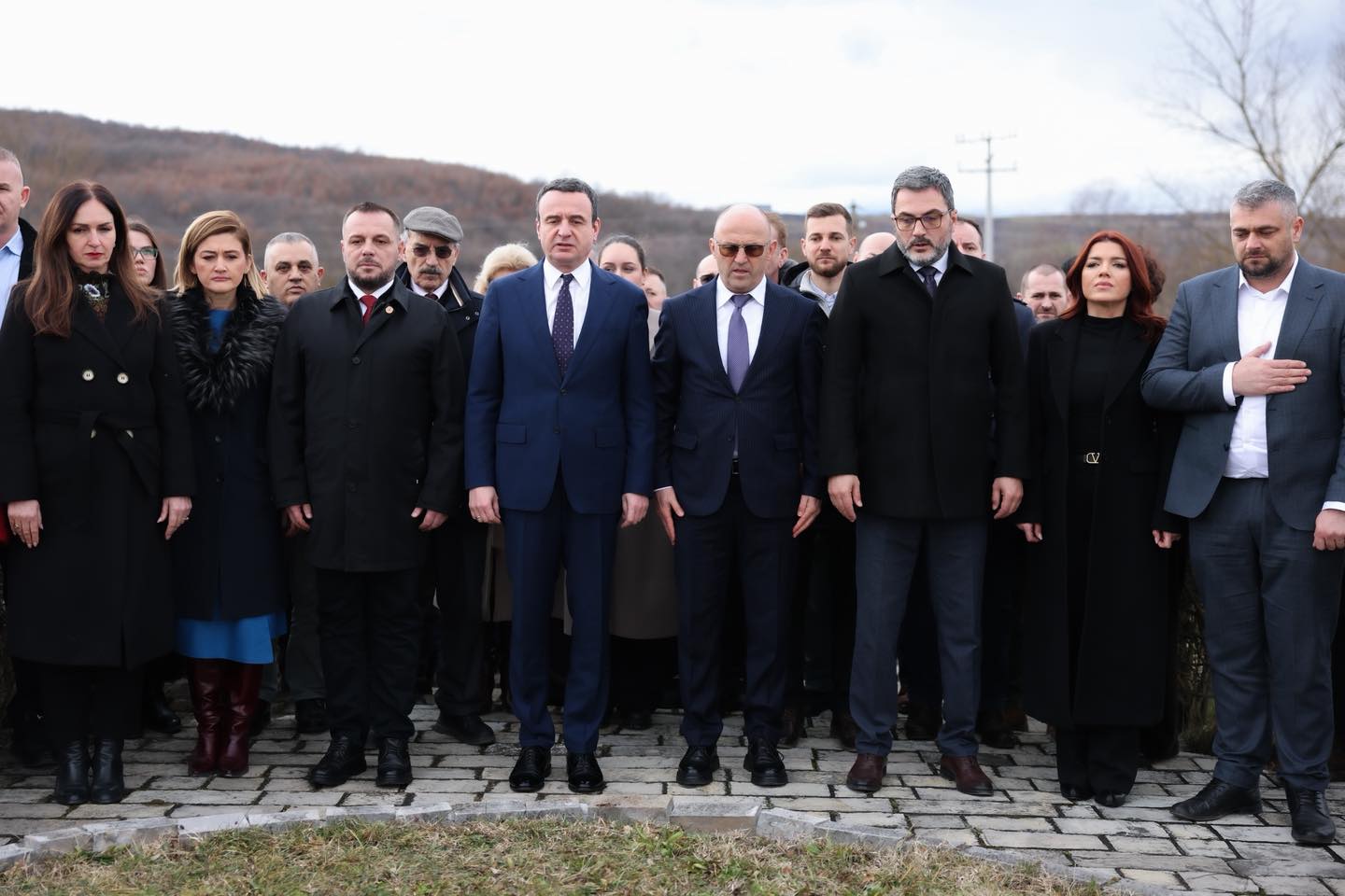 Kurti me ministra nderojnë 17 civilët e vrarë në Komunën e Gjakovës