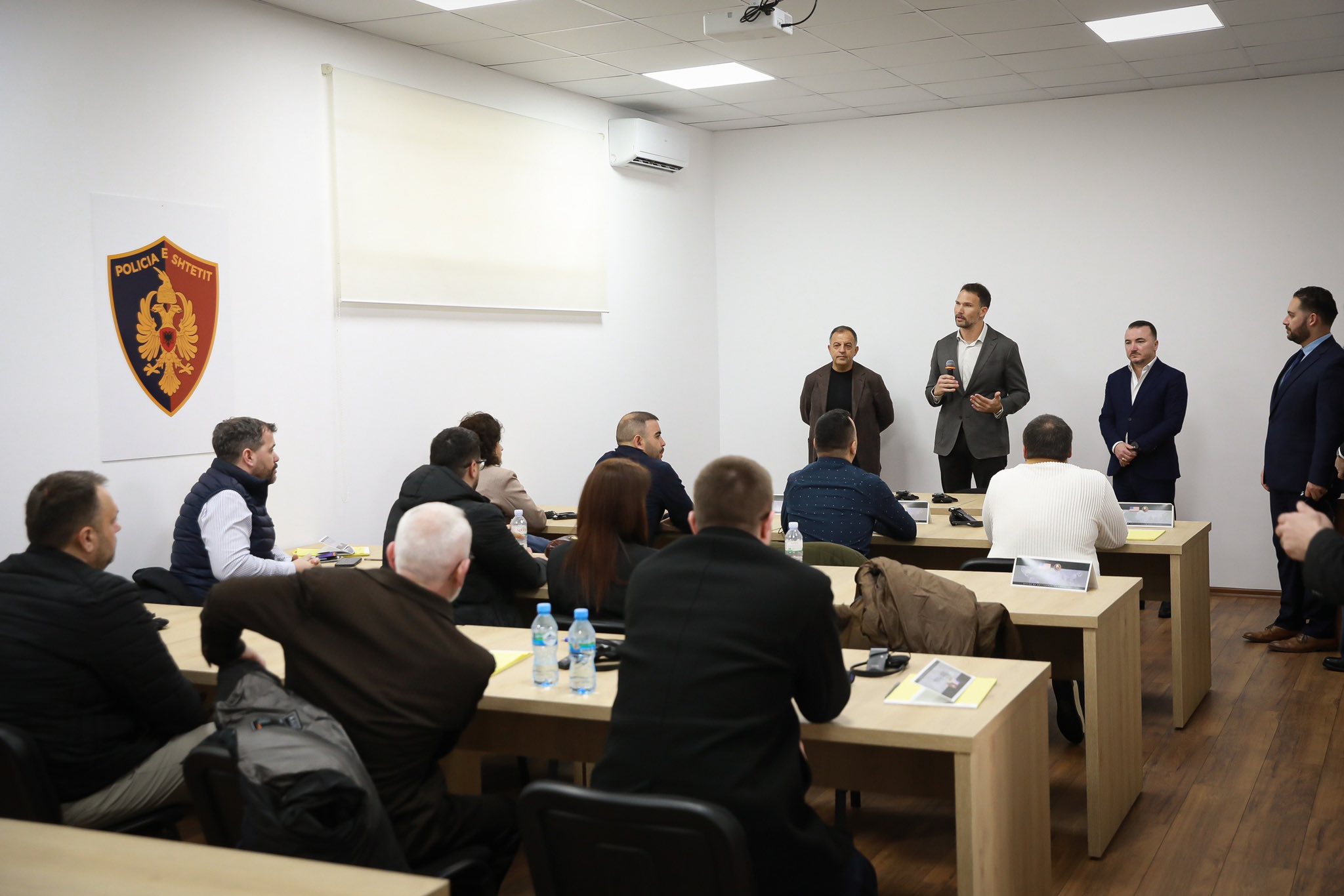 Amerikanët trajnojnë hetuesit e Policisë së Kosovës dhe asaj të Shqipërisë për ekzaminimin e celularëve