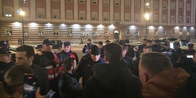 Tiranë: Tensionohet situata në protestën kundër kryeministrit Rama
