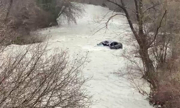 Ra në përrua në Klos, shoferi i dehur ik s’e ndihmon pasagjerin që dyshohet se e mori rrjedha, policia e arreston