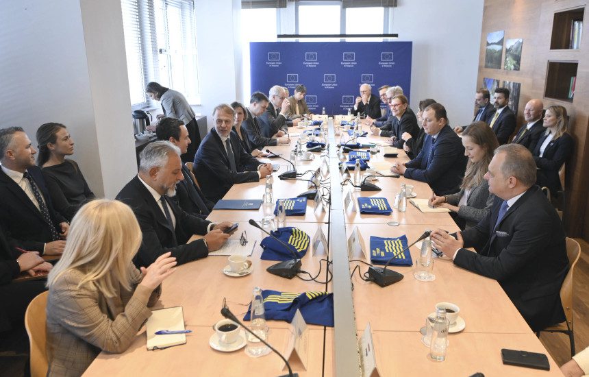 Kurti takon ambasadorët e BE-së, diskutohet formimi i institucioneve