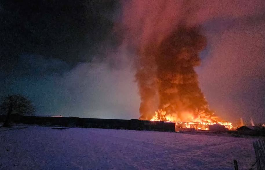 Zjarri i madh në një objekt në Gjakovë, Policia jep detaje