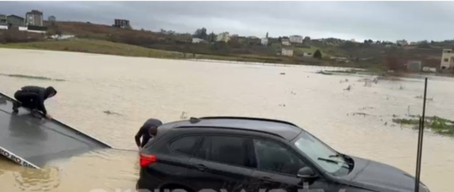 Raportohet se një familje kosovare me tre fëmijë kanë mbetur të bllokuar në makinë nga përmbytjet në Shqipëri