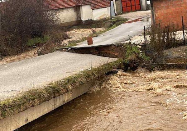 Shembet ura në Gadime të Epërme, vështirësohet lëvizja e banorëve