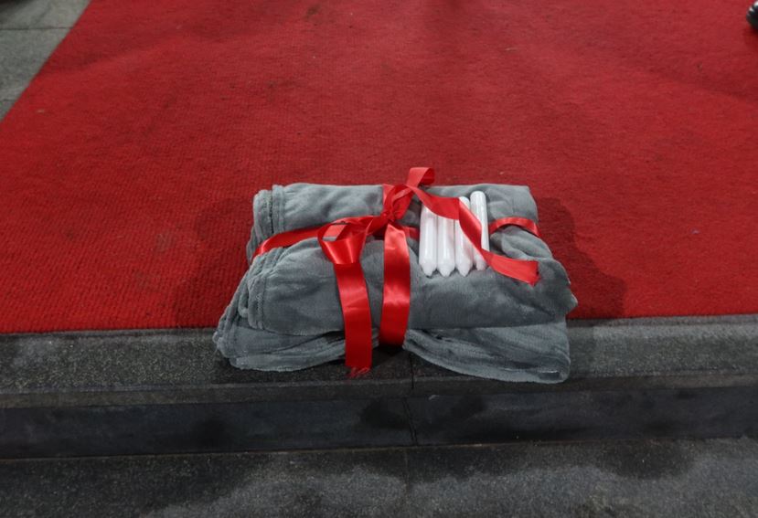 Rinia e PDK-së “thumbon” Kurtin, vendos qebe e qirinj para Qeverisë