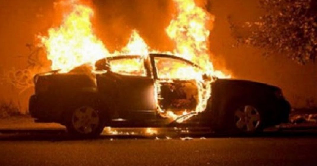 Digjet vetura e zyrtarit policor nga Peja