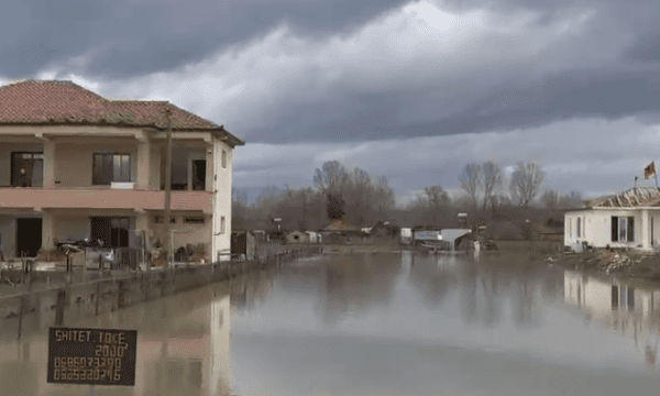 Priten erëra të forta në Durrës, Bashkia shpërndan njoftimin për qytetarët