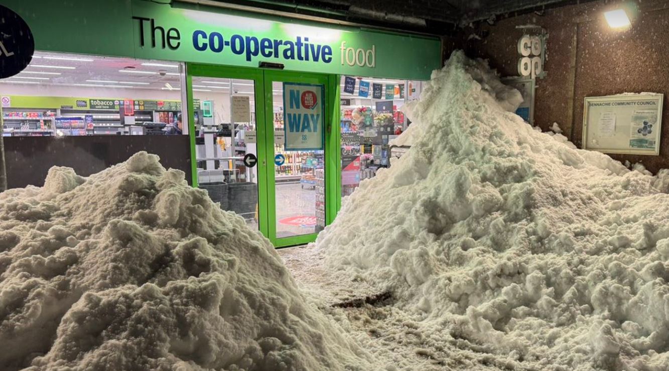 Britania nën alarm – Stuhia Goretti pritet të sjellë deri në 30 cm borë