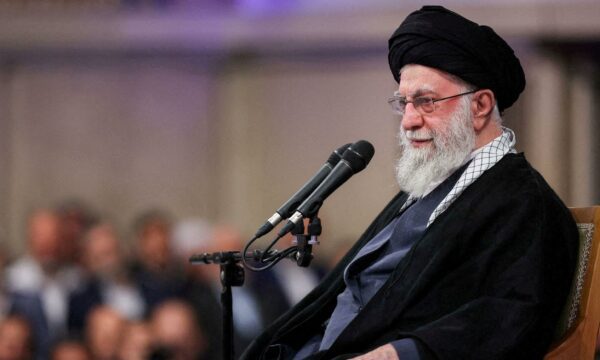 Ajatollahu i Iranit thotë se protestuesit janë vandalë që përpiqen t’i bëjnë qejfin Trump