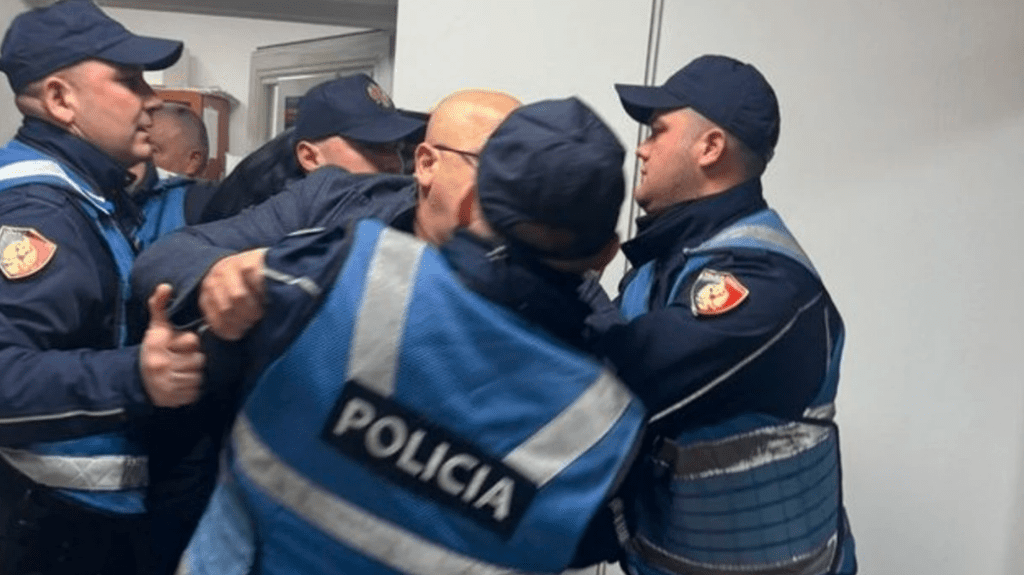 Tensionet në Shqipëri nuk ndalen, deputetët e PD-së përplasen me policinë brenda stacionit